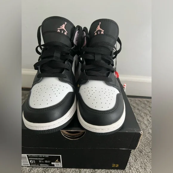 NIB air Jordan 1 mid se so 6.5 youth (women’s 8)